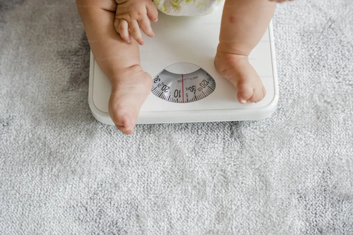 Baby growth chart and weight tracking with AI insights in ParAI app
